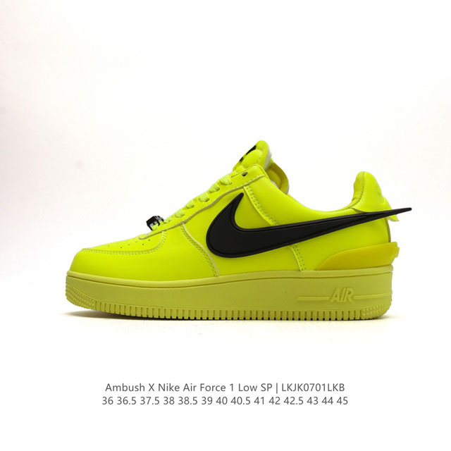 耐克 空军一号 AF1 低帮休闲板鞋 Ambush x Nk Air Force 1'07 Low SP 空军一号联名标志性的Swoosh延伸至鞋跟之外，鞋舌和