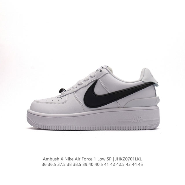 特价 耐克 空军一号 AF1 低帮休闲板鞋 Ambush x Nk Air Force 1'07 Low SP 空军一号联名标志性的Swoosh延伸至鞋跟之外，