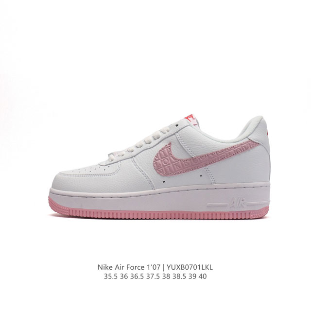 耐克 Nike Air Force 1 '07 Low 空军一号含气垫 低帮百搭厚底增高休闲运动板鞋。柔软、弹性十足的缓震性能和出色的中底设计，横跨复古与现代的