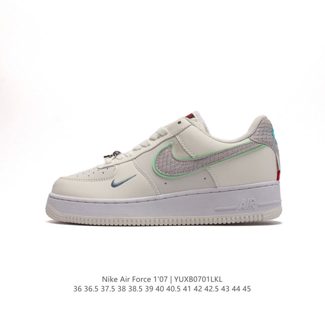 耐克 Nike Air Force 1 '07 Low 空军一号含气垫 低帮百搭厚底增高休闲运动板鞋。柔软、弹性十足的缓震性能和出色的中底设计，横跨复古与现代的