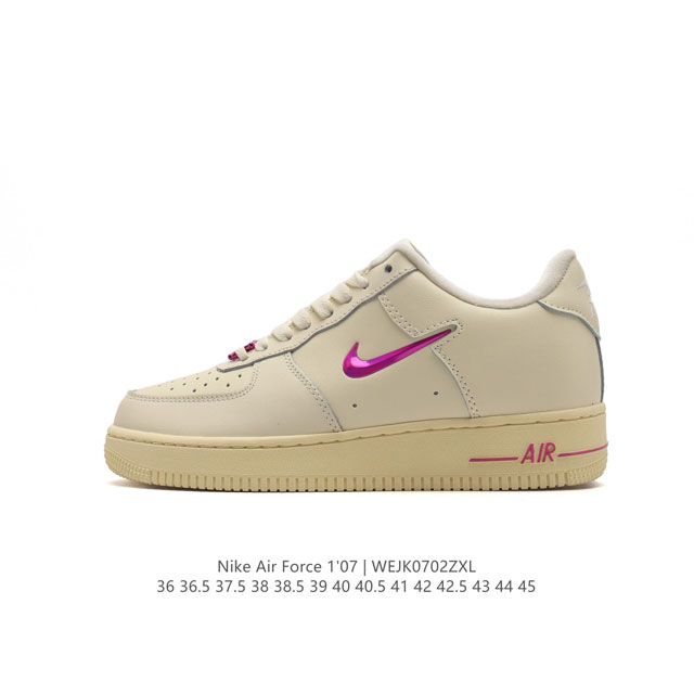 耐克 Nike Air Force 1 '07 Low 空军一号含气垫 低帮百搭厚底增高休闲运动板鞋。柔软、弹性十足的缓震性能和出色的中底设计，横跨复古与现代的