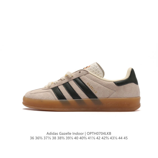 阿迪达斯 Adidas Originals Gazelle Indoor 复古三叶草防滑透明橡胶板鞋经典运动鞋。这款经典鞋,忠于原版设计,缀撞色三条纹和鞋跟饰片