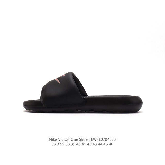 耐克 Nike VICTORI ONE SLIDE 耐克 夏季时尚舒适 高品质 一字拖鞋沙滩鞋拖鞋。采用全新柔软泡棉，响应灵敏，轻盈非凡，打造休闲舒适的穿着体验