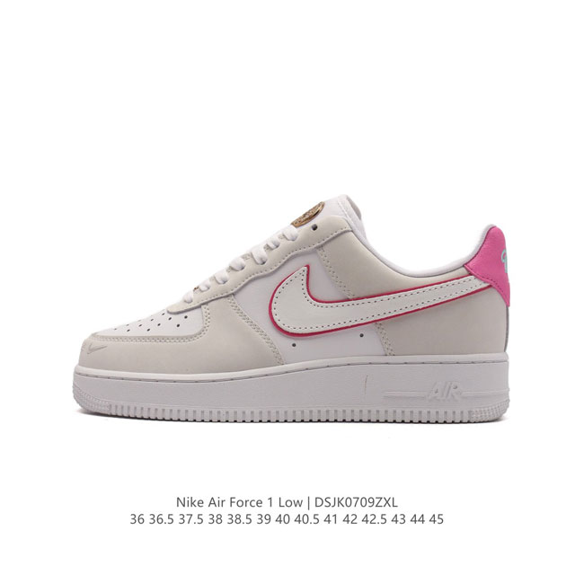 耐克 Nike Air Force 1 '07 空军一号男女子运动鞋复古篮球鞋，巧妙结合复古美学和新潮魅力，旨在致敬 40 年来风靡世界的元年款篮球鞋。皮革织物