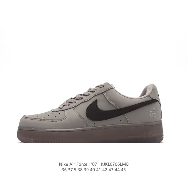 耐克 Nike Air Force 1 '07 Low 空军一号含气垫 低帮百搭厚底增高休闲运动板鞋。柔软、弹性十足的缓震性能和出色的中底设计，横跨复古与现代的