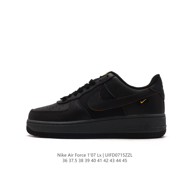 耐克 Nike Air Force 1 '07 Low 空军一号含气垫 低帮百搭厚底增高休闲运动板鞋。柔软、弹性十足的缓震性能和出色的中底设计，横跨复古与现代的