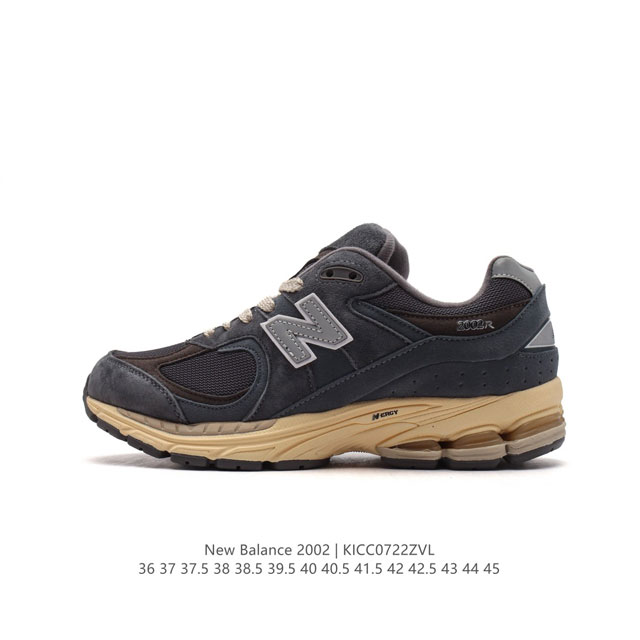 新百伦 New Balance 2002R 跑鞋 男女运动鞋 潮老爹鞋。沿袭了面世之初的经典科技，以 Encap 中底配以升级版 N-Ergy 缓震物料。鞋面则