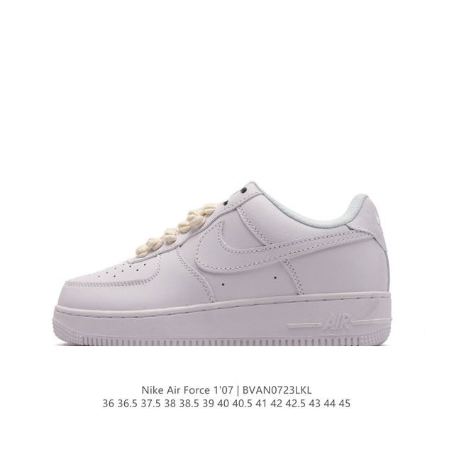 耐克 Nike Air Force 1 '07 Low 空军一号含气垫 低帮百搭厚底增高休闲运动板鞋。柔软、弹性十足的缓震性能和出色的中底设计，横跨复古与现代的