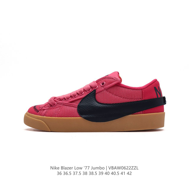 耐克 Nike Blazer Low '77 Jumbo 运动鞋，抓地板鞋，革新重塑经典街头人气鞋款，采用人气传统外观，巧搭大号耐克勾勾设计和宽大鞋带。柔软泡绵