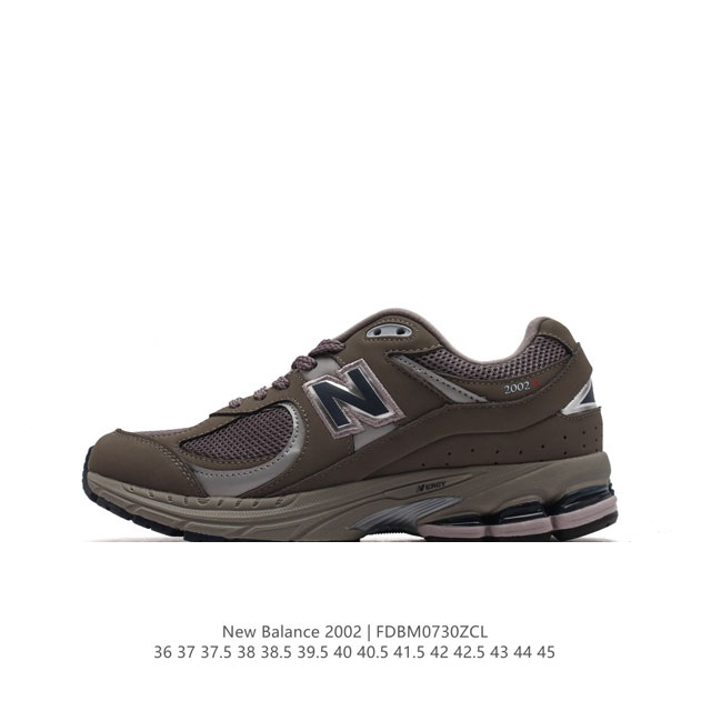 新百伦 New Balance 2002R 跑鞋 男女运动鞋厚底老爹鞋。沿袭了面世之初的经典科技，以 Encap 中底配以升级版 N-Ergy 缓震物料。鞋面则