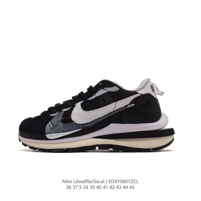 耐克 Sacai X Nike Vaporwaffle 华夫三代3.0 走秀重磅联名款运动鞋 。鞋款由pegasus与vaporfly两款鞋型的设计元素共同构建