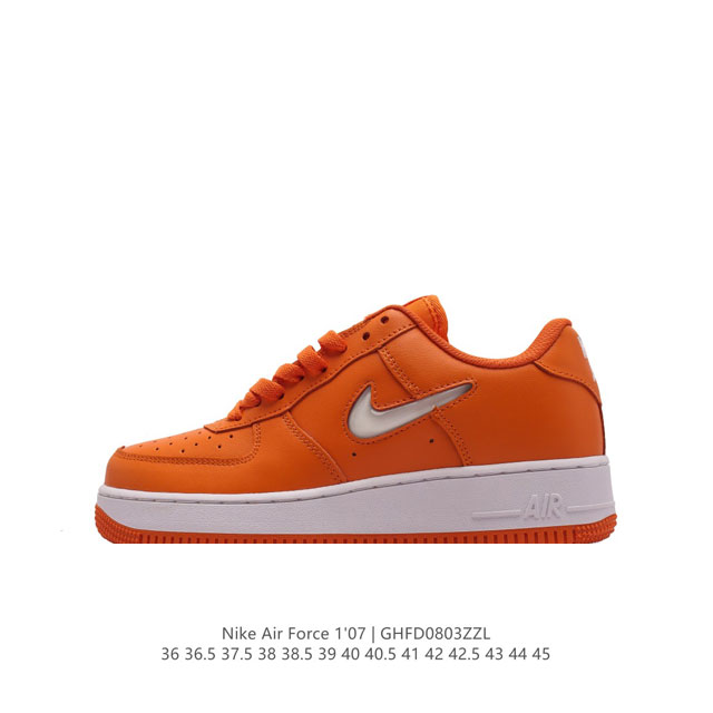 耐克 Nike Air Force 1 '07 Low 空军一号含气垫 低帮百搭厚底增高休闲运动板鞋。柔软、弹性十足的缓震性能和出色的中底设计，横跨复古与现代的