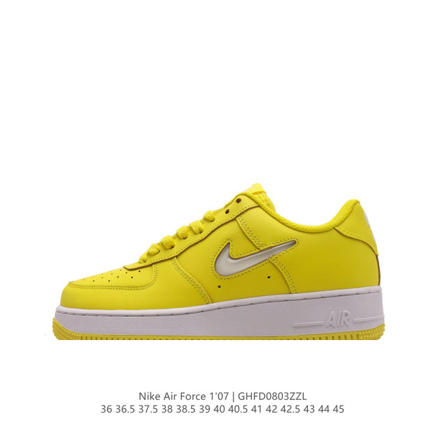 耐克 Nike Air Force 1 '07 Low 空军一号含气垫 低帮百搭厚底增高休闲运动板鞋。柔软、弹性十足的缓震性能和出色的中底设计，横跨复古与现代的