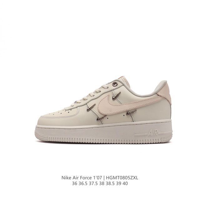 耐克 Nike Air Force 1 '07 Low 空军一号含气垫 低帮百搭厚底增高休闲运动板鞋。柔软、弹性十足的缓震性能和出色的中底设计，横跨复古与现代的