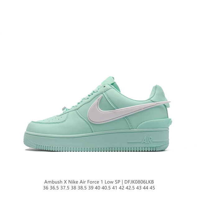 耐克 空军一号 Af1 低帮休闲板鞋 Ambush X Nk Air Force 1'07 Low Sp 空军一号联名标志性的swoosh延伸至鞋跟之外，鞋舌和