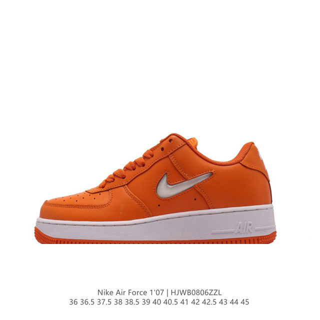 耐克 Nike Air Force 1 '07 Low 空军一号含气垫 低帮百搭厚底增高休闲运动板鞋。柔软、弹性十足的缓震性能和出色的中底设计，横跨复古与现代的