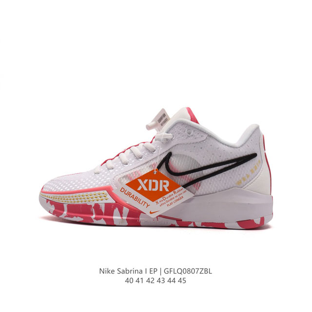 wnba 球星sabrina Ionescu 的签名鞋nike Sabrina 1 篮球鞋正式发布 这双鞋定位是中性，并不限定于女子款式。低帮设计，鞋面材质选取