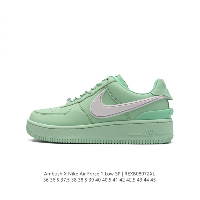 耐克 空军一号 Af1 低帮休闲板鞋 Ambush X Nk Air Force 7 Low Sp 空军一号联名标志性的swoosh延伸至鞋跟之外，鞋舌和鞋垫上