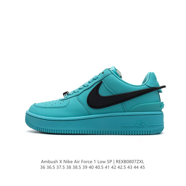 耐克 空军一号 Af1 低帮休闲板鞋 Ambush X Nk Air Force 7 Low Sp 空军一号联名标志性的swoosh延伸至鞋跟之外，鞋舌和鞋垫上