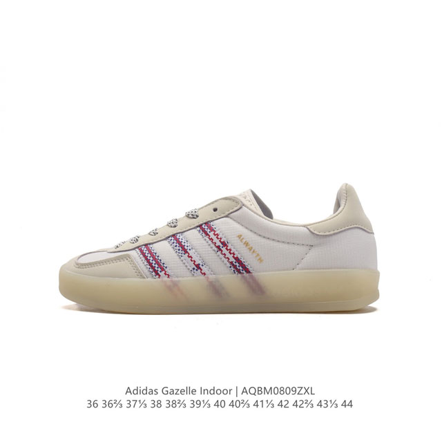 阿迪达斯 Adidas Originals Gazelle Indoor 复古三叶草防滑透明橡胶板鞋经典运动鞋。这款经典鞋,忠于原版设计,缀撞色三条纹和鞋跟饰片