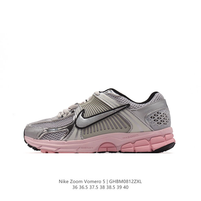 nike 耐克夏季 Zoom Vomero 5 运动鞋休闲训练跑步鞋。Nike Zoom Vomero 5 女子运动鞋妥帖包覆足部，提供透气支撑效果。耐穿材料组