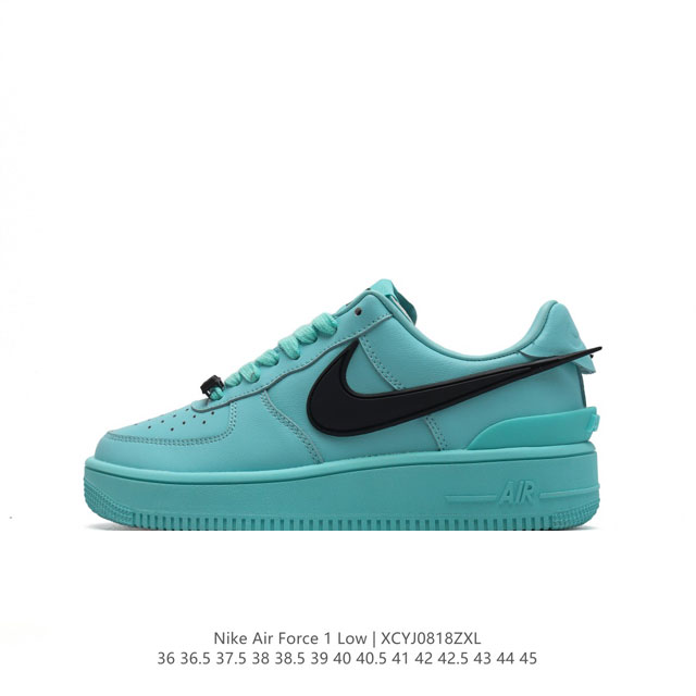 耐克 空军一号 Af1 低帮休闲板鞋 Ambush X Nk Air Force 7 Low Sp 空军一号联名标志性的swoosh延伸至鞋跟之外，鞋舌和鞋垫上