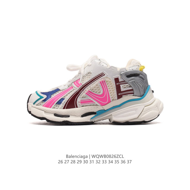 童鞋 新款balenciaga 巴黎世家-Runner 7.0 儿童运动跑步鞋。通过溢胶、做旧、缝线等细节，展示了设计师 Demna 的运动鞋风格，用一双 旧鞋