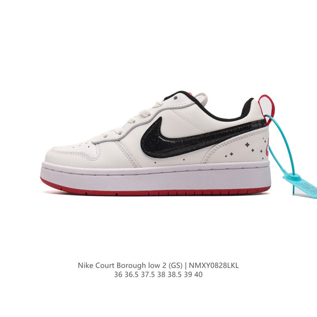 头层皮 耐克 Nike 男女子运动鞋 Court Borough Low 小空军低帮板鞋。1.其皮革材质的鞋面结合网眼鞋舌，在出众外观与质感的同时提供稳固支撑，