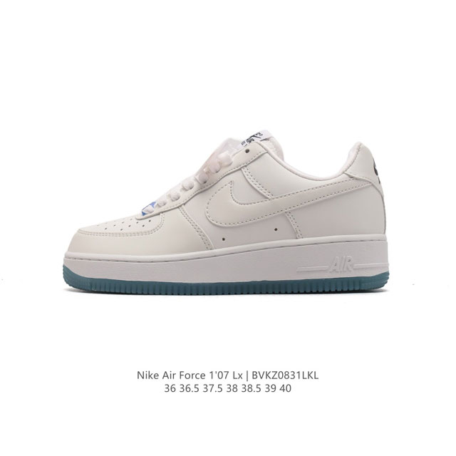 耐克 Nike Air Force 1 '07 Low 空军一号含气垫 低帮百搭厚底增高休闲运动板鞋。柔软、弹性十足的缓震性能和出色的中底设计，横跨复古与现代的