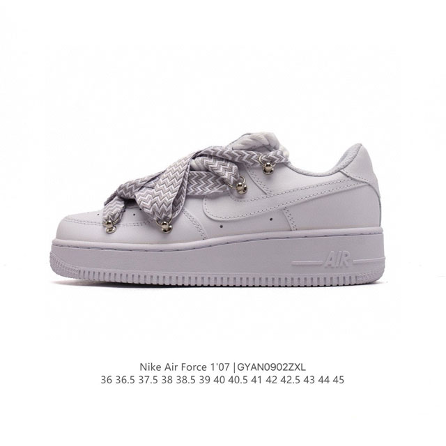 耐克 Nike Air Force 1 '07 空军一号 Af1 解构绑带 双鞋带 男女子运动鞋复古篮球鞋。巧妙结合复古美学和新潮魅力，旨在致敬 40 年来风靡