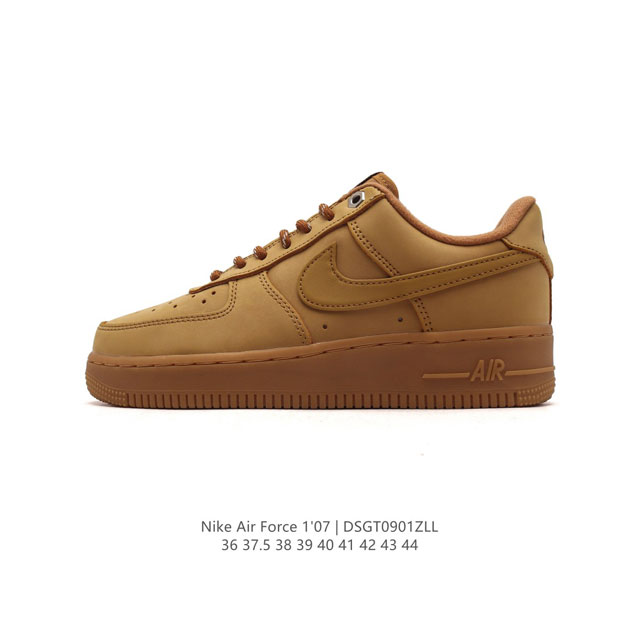 耐克 Nike Air Force 1 '07 Low 空军一号含气垫 低帮百搭厚底增高休闲运动板鞋。柔软、弹性十足的缓震性能和出色的中底设计，横跨复古与现代的