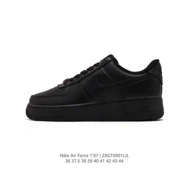 耐克 Nike Air Force 1 '07 Low 空军一号含气垫 低帮百搭厚底增高休闲运动板鞋。柔软、弹性十足的缓震性能和出色的中底设计，横跨复古与现代的