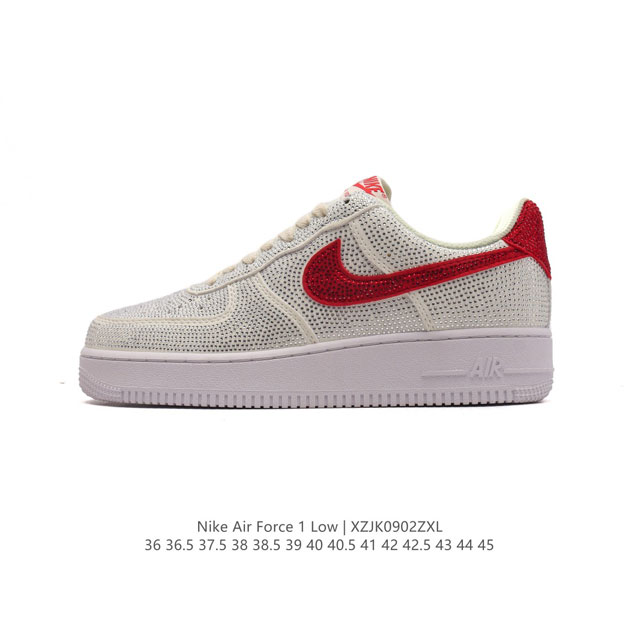 耐克 Nike Air Force 1 '07 Low 空军一号含气垫 满钻 低帮百搭厚底增高休闲运动板鞋。柔软、弹性十足的缓震性能和出色的中底设计，横跨复古与