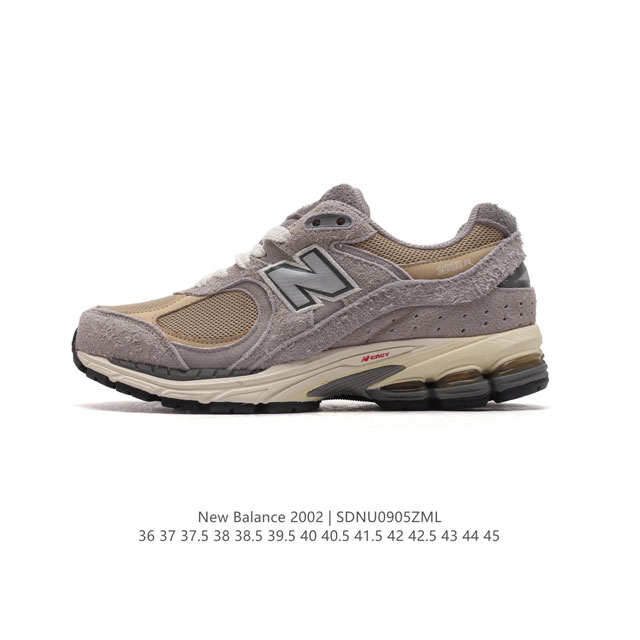 新百伦 New Balance 2002R 跑鞋 男女运动鞋 潮老爹鞋。沿袭了面世之初的经典科技，以 Encap 中底配以升级版 N-Ergy 缓震物料。鞋面则