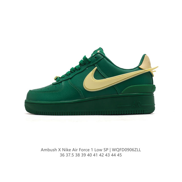 耐克 空军一号 Af1 低帮休闲板鞋 Ambush X Nk Air Force 7 Low Sp 空军一号联名标志性的swoosh延伸至鞋跟之外，鞋舌和鞋垫上