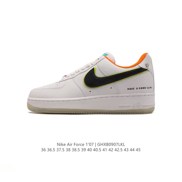 耐克 Nike Air Force 1 '07 Low 空军一号含气垫 低帮百搭厚底增高休闲运动板鞋。柔软、弹性十足的缓震性能和出色的中底设计，横跨复古与现代的