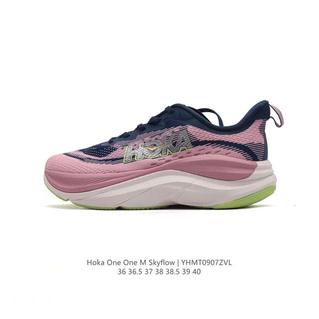 Hoka One One Skyflow 匠心独运的运动跑鞋 厚底增高老爹鞋 Hoka Skyflow 采用了精致的纱架提花鞋面，缔造出一种宛如量身定制般的贴合