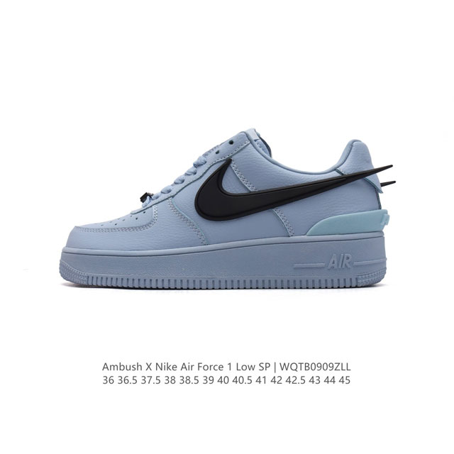 耐克 空军一号 Af1 低帮休闲板鞋 Ambush X Nk Air Force 7 Low Sp 空军一号联名标志性的swoosh延伸至鞋跟之外，鞋舌和鞋垫上