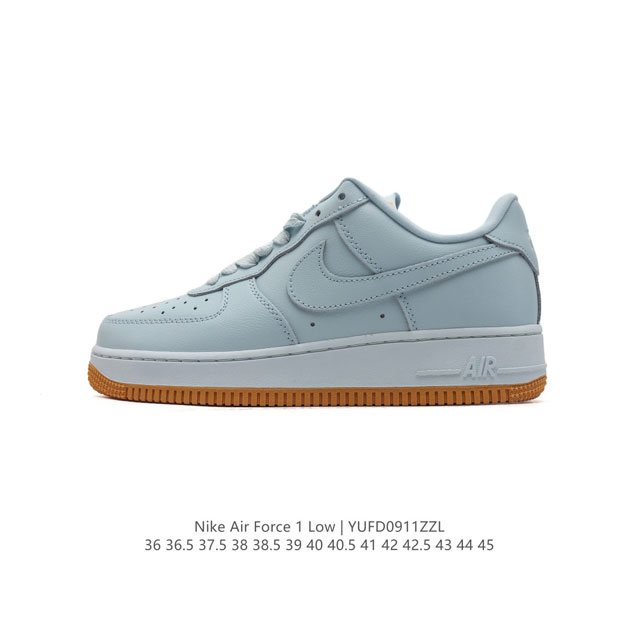 耐克 Nike Air Force 1 '07 Low 空军一号含气垫 低帮百搭厚底增高休闲运动板鞋。柔软、弹性十足的缓震性能和出色的中底设计，横跨复古与现代的