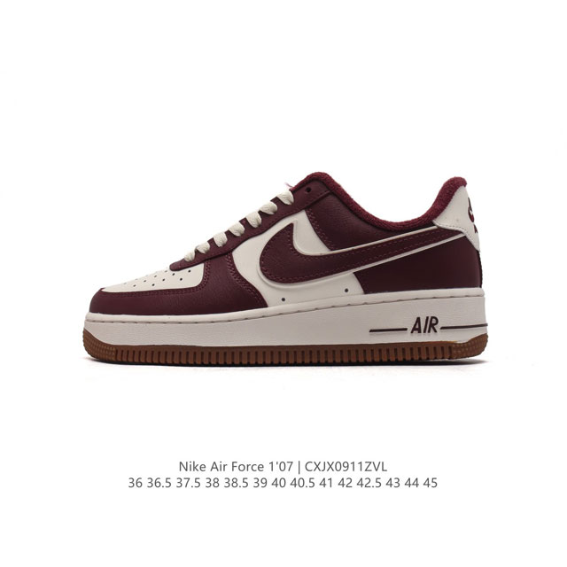 耐克 Nike Air Force 1 '07 Low 空军一号含气垫 低帮百搭厚底增高休闲运动板鞋。柔软、弹性十足的缓震性能和出色的中底设计，横跨复古与现代的