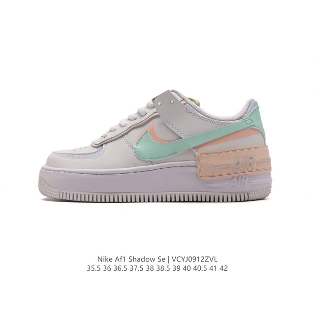 Nike 耐克低帮板鞋 空军一号 Af1马卡龙 Af1厚底增高百搭运动板鞋 Nike Air Force 1 “Shadow” 造型设计上与 Sacai X N