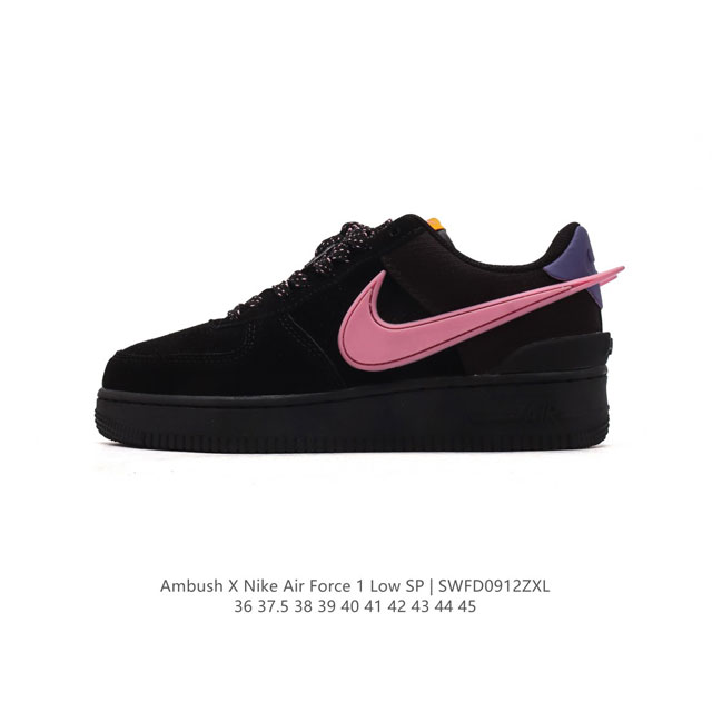 耐克 空军一号 Af1 低帮休闲板鞋 Ambush X Nk Air Force 7 Low Sp 空军一号联名标志性的swoosh延伸至鞋跟之外，鞋舌和鞋垫上