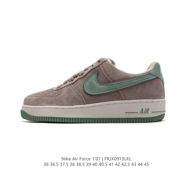 耐克 Nike Air Force 1 '07 Low 空军一号含气垫 低帮百搭厚底增高休闲运动板鞋 小白鞋 。柔软、弹性十足的缓震性能和出色的中底设计，横跨复