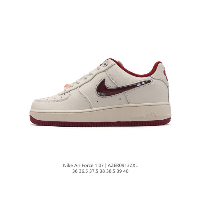 耐克 Nike Air Force 1 '07 Low 空军一号含气垫 低帮百搭厚底增高休闲运动板鞋 小白鞋 。柔软、弹性十足的缓震性能和出色的中底设计，横跨复