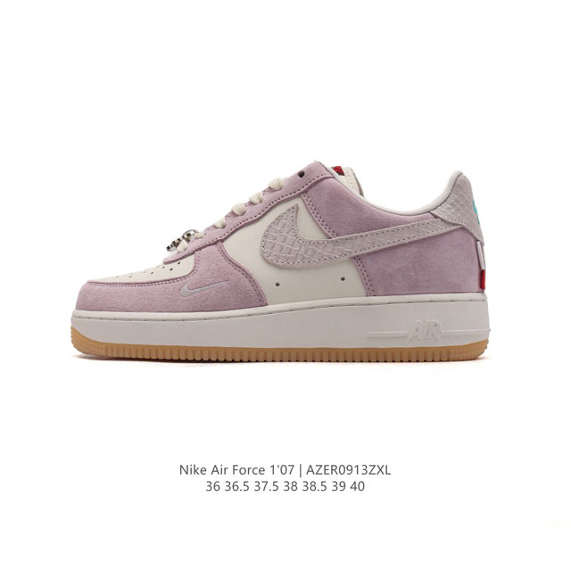 耐克 Nike Air Force 1 '07 Low 空军一号含气垫 低帮百搭厚底增高休闲运动板鞋 小白鞋 。柔软、弹性十足的缓震性能和出色的中底设计，横跨复