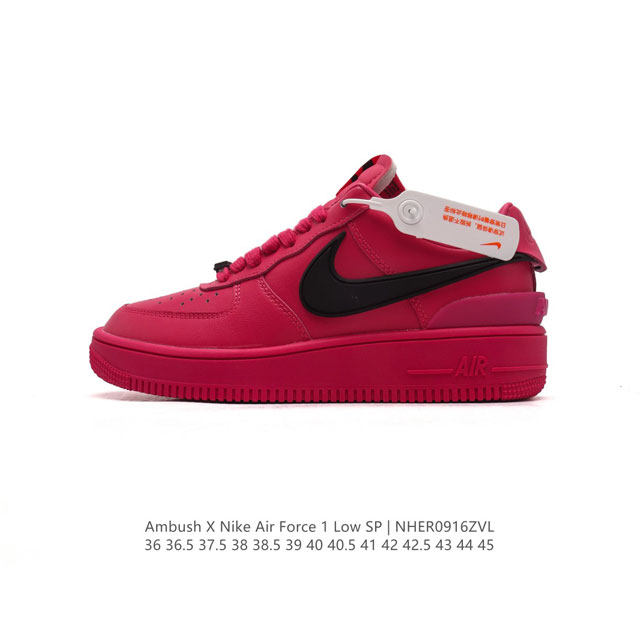 耐克 空军一号 Af1 低帮休闲板鞋 Ambush X Nk Air Force 7 Low Sp 空军一号联名标志性的swoosh延伸至鞋跟之外，鞋舌和鞋垫上