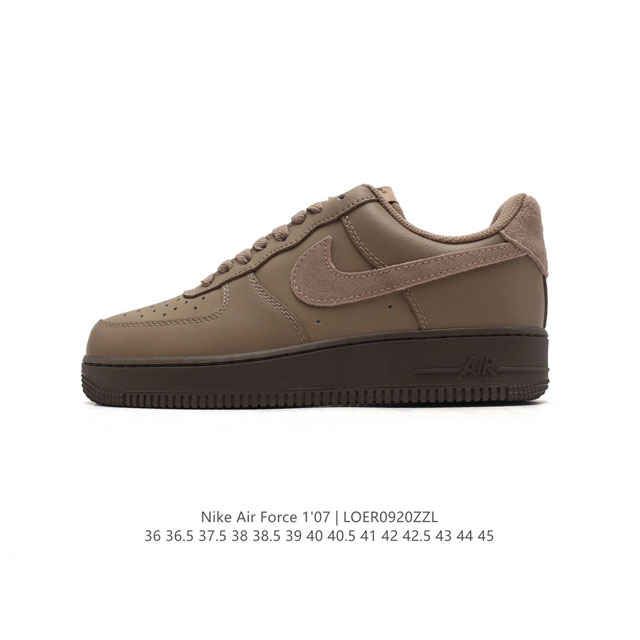 耐克 Nike Air Force 1 '07 Low 空军一号含气垫 低帮百搭厚底增高休闲运动板鞋。柔软、弹性十足的缓震性能和出色的中底设计，横跨复古与现代的