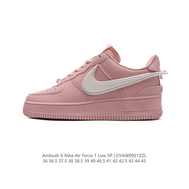 耐克 空军一号 Af1 低帮休闲板鞋 Ambush X Nk Air Force 7 Low Sp 空军一号联名标志性的swoosh延伸至鞋跟之外，鞋舌和鞋垫上