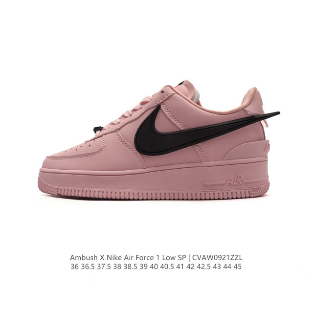 耐克 空军一号 Af1 低帮休闲板鞋 Ambush X Nk Air Force 7 Low Sp 空军一号联名标志性的swoosh延伸至鞋跟之外，鞋舌和鞋垫上