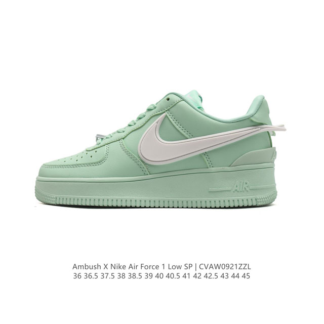 耐克 空军一号 Af1 低帮休闲板鞋 Ambush X Nk Air Force 7 Low Sp 空军一号联名标志性的swoosh延伸至鞋跟之外，鞋舌和鞋垫上